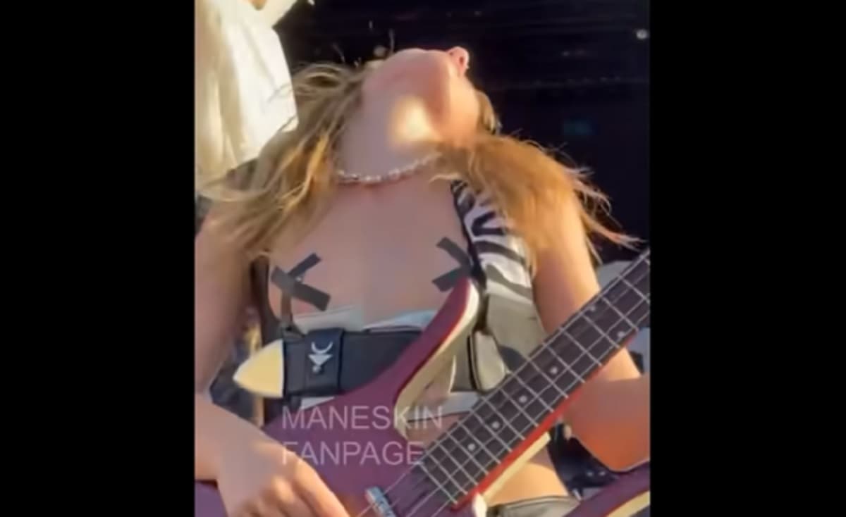 Victoria dei Maneskin suona con il seno di fuori sul palco al Festival di Ronquieres VIDEO