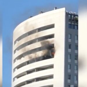 Incendio in via Antonini a Milano, il video che mostra dove sono partite le fiamme, al 15° piano