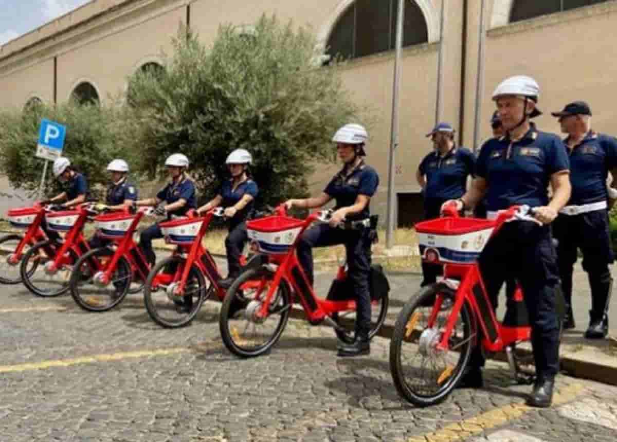 Vigili Roma contro bicicletta con pedalata assistita e cestino davanti: "Non siamo casalinghe"