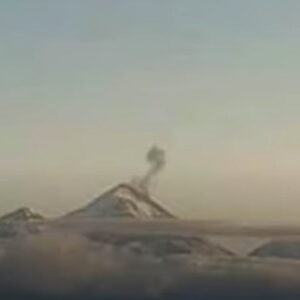 Alaska, tre vulcani eruttano contemporaneamente sulle Isole Aleutine: evento rarissimo VIDEO