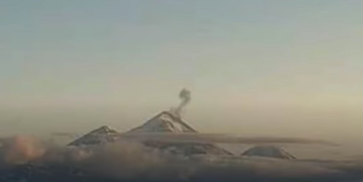 Alaska, tre vulcani eruttano contemporaneamente sulle Isole Aleutine: evento rarissimo VIDEO