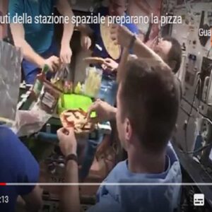 Pizza party a bordo della stazione spaziale internazionale. Gli astronauti: "Ma niente ananas. In Italia sarebbe considerato un reato" VIDEO