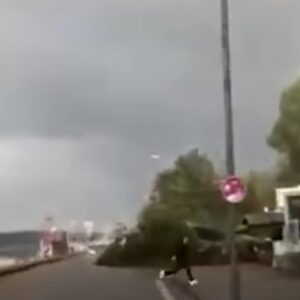Germania, tornado si abbatte sulla città di Kiel: 7 feriti, persone sollevate e gettate in mare