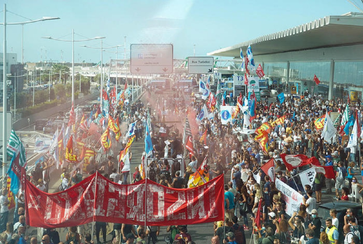 Alitalia, manifestanti bloccano la Roma-Fiumicino: proprio nel giorno dello sciopero...