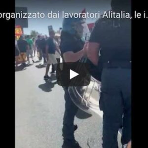 Alitalia, tensione durante il corteo organizzato dai lavoratori a Fiumicino VIDEO