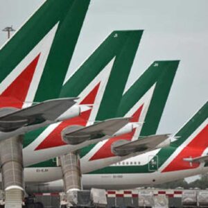 Alitalia ai passeggeri: per ora meglio se venite solo con il bagaglio a mano