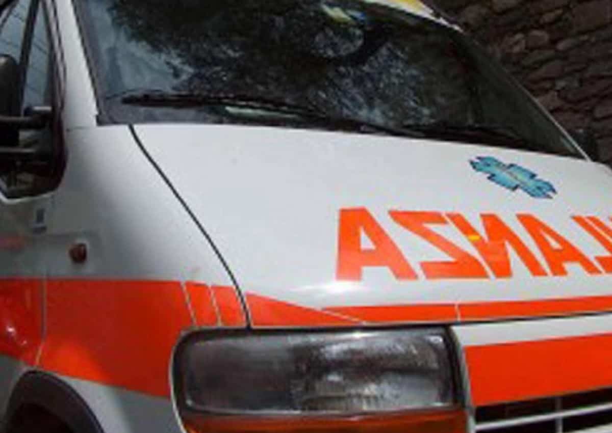 Carignano (Torino), auto si ribalta e prende fuoco: 21enne in gravi condizioni