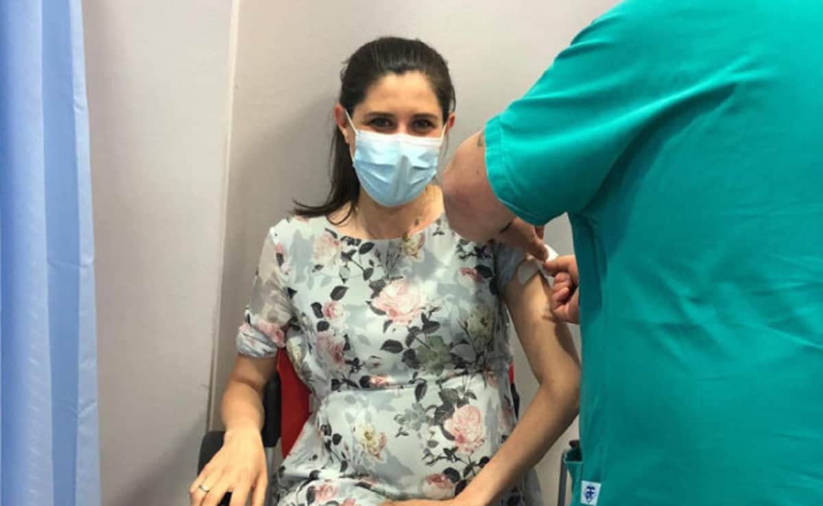 Chiara Appendino incinta di 6 mesi si vaccina: "Lui è Andrea, nascerà con gli anticorpi"