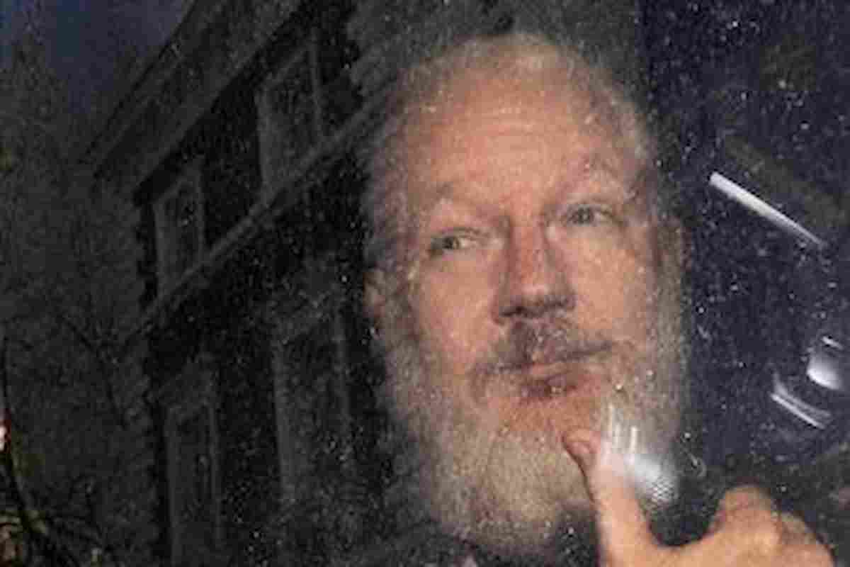 Julian Assange, "La Cia voleva rapinarlo e assassinarlo": l'accusa di Yahoo! News