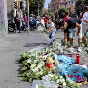 Bimbo morto a Napoli, poliziotto aggredito ai funerali: scambiato per un giornalista