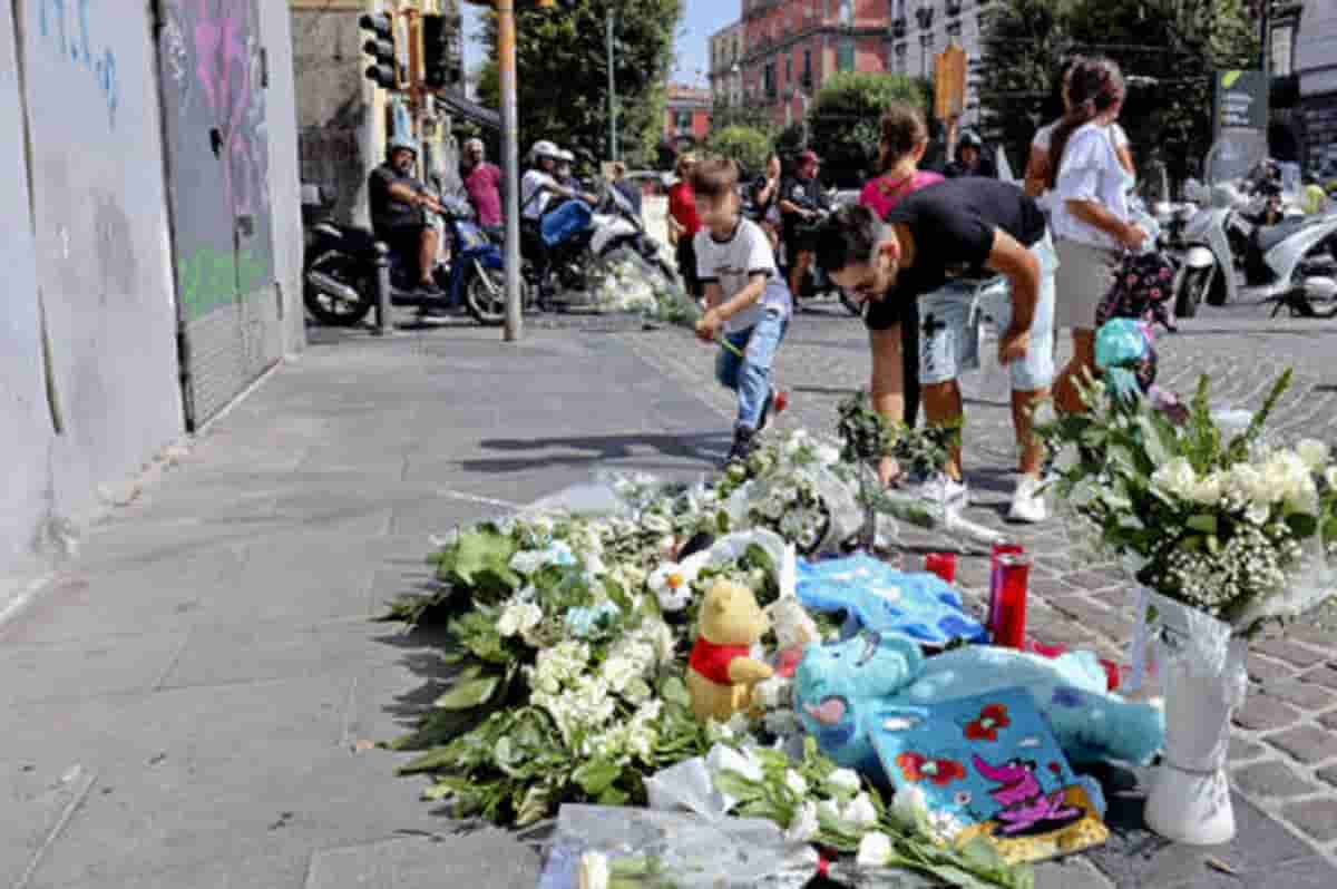 Bimbo morto a Napoli, poliziotto aggredito ai funerali: scambiato per un giornalista