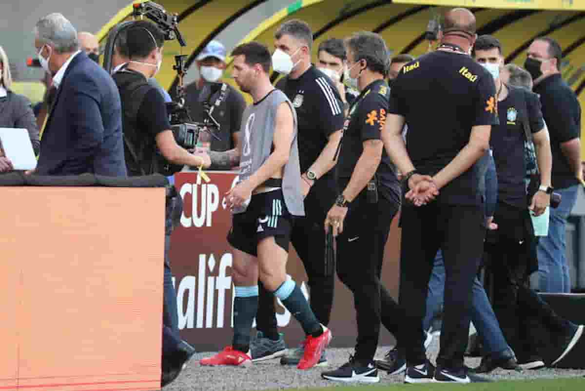 Brasile-Argentina sospesa: polizia in campo per i giocatori che dovevano essere in quarantena