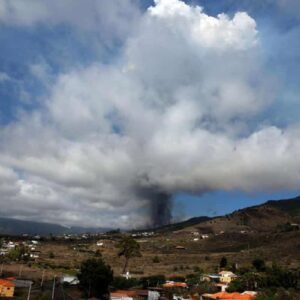 Canarie, eruzione del vulcano sull'isola di Palma: enorme colonna di lava e fumo VIDEO