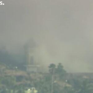 Eruzione vulcano Canarie, a La Palma il campanile della chiesa collassa in diretta tv VIDEO