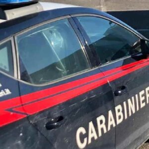 In fuga su auto rubata tentano di investire un carabiniere che è costretto a sparare per fermarli