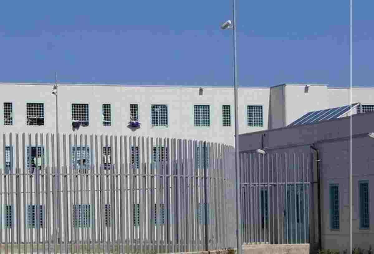 Due detenuti del carcere di Sollicciano hanno provato a dar fuoco ad un agente ma per fortuna è stato salvato da un collega