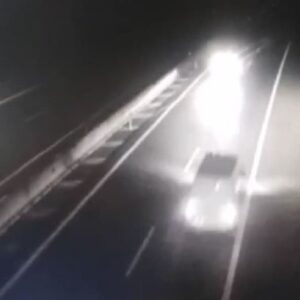 Contromano in autostrada per 10 km sull'A21, ubriaco poi si ferma e scappa a piedi VIDEO