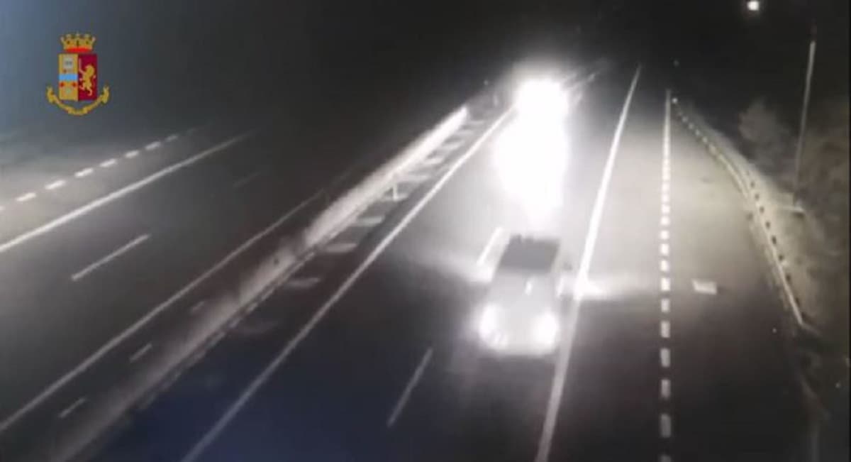 Contromano in autostrada per 10 km sull'A21, ubriaco poi si ferma e scappa a piedi VIDEO
