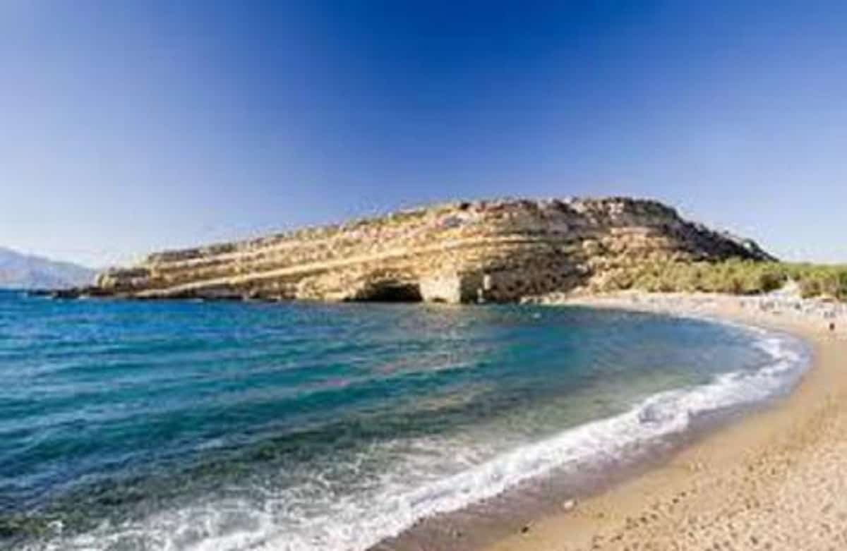 Creta, 48enne inglese cade in un burrone e precipita per 30 metri: salva per miracolo