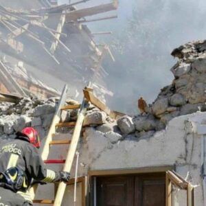 Pontremoli (Massa Carrara): crolla un palazzo per un'esplosione, si cercano persone sotto le macerie