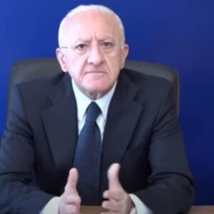 Vincenzo De Luca: "Vaccino obbligatorio per i vecchi caproni di 60 anni che parlano di libertà" VIDEO