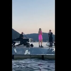 Fedez scrive un brano per Chiara Ferragni e lo canta per lei sul lago di Como VIDEO