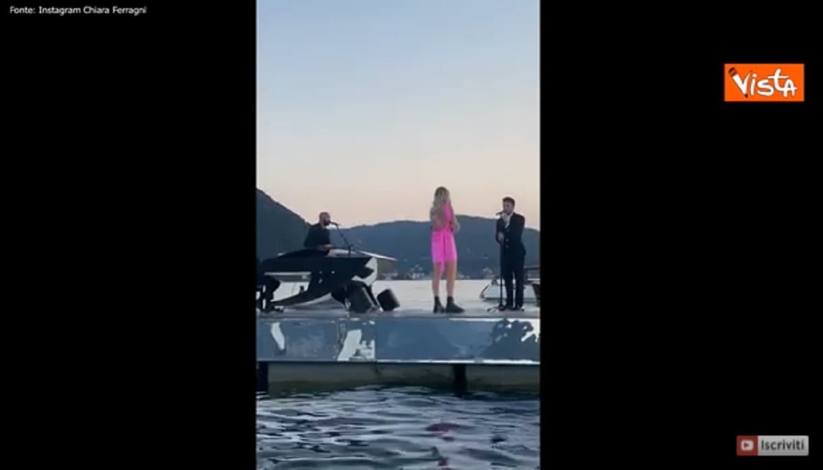 Fedez scrive un brano per Chiara Ferragni e lo canta per lei sul lago di Como VIDEO