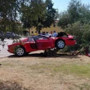 La Ferrari ridotta così, contro un albero per un video mentre prova a sgommare FOTO