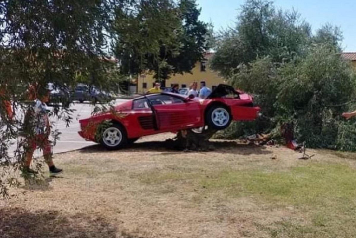 La Ferrari ridotta così, contro un albero per un video mentre prova a sgommare FOTO