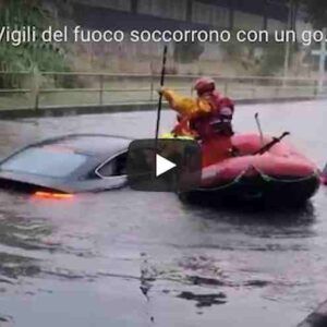 Maltempo Forlì, Vigili del fuoco soccorrono con un gommone automobilisti bloccati in un sottopasso VIDEO