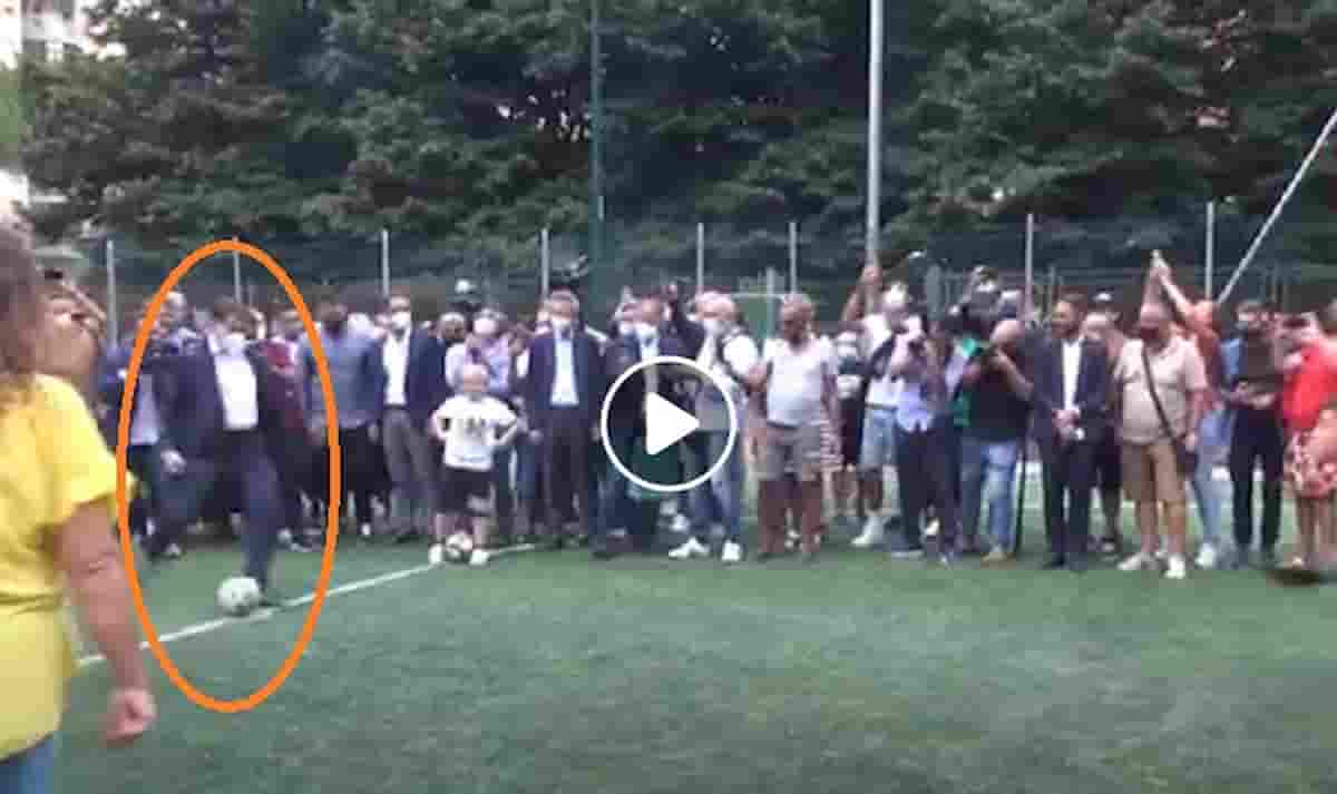Giuseppe Conte, a Scampia per la campagna elettorale, gioca a calcio e a tennis VIDEO