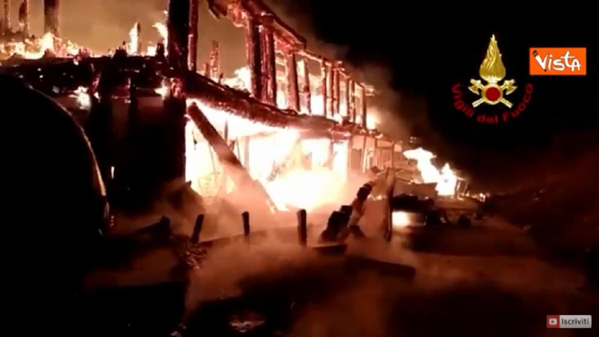Campo Imperatore, incendio distrugge il rifugio e ristorante Fonte Vetica VIDEO