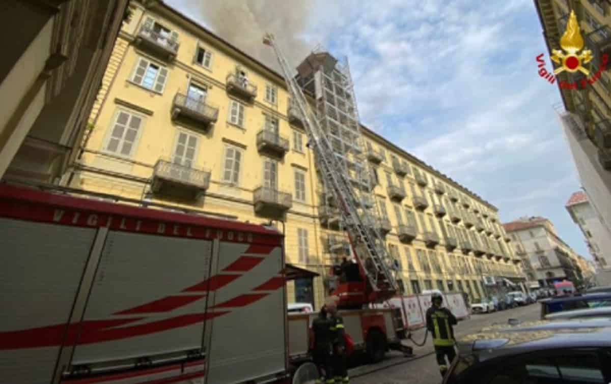 Incendio a Torino, a fuoco un palazzo in pieno centro tra via Lagrange e piazza Carlo Felice