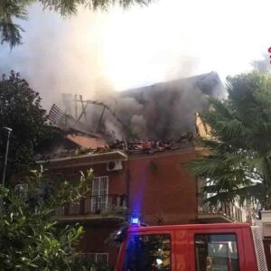 Roma, esplosione e incendio in via Atteone a Torre Angela: crolla parte di una palazzina