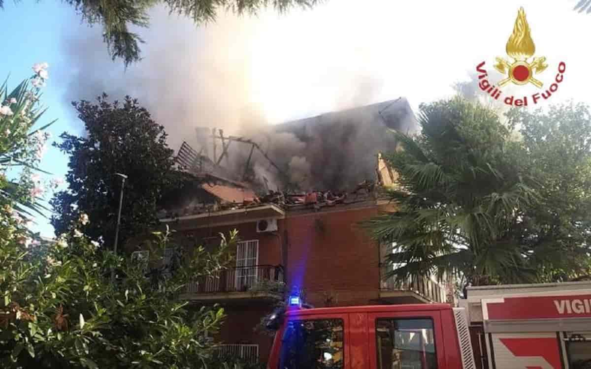 Roma, esplosione e incendio in via Atteone a Torre Angela: crolla parte di una palazzina