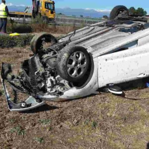 Incidente a Prato: un'auto si ribalta a Tavola dopo uno scontro, morta un'anziana