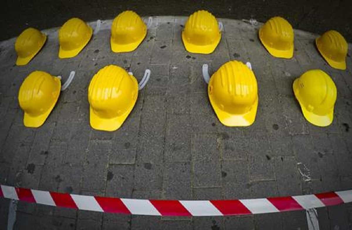 Incidenti sul lavoro, altri tre operai morti: uno a Roma, due in Puglia. Draghi: "Una strage continua"