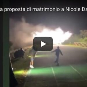 Marcell Jacobs, proposta di matrimonio a Nicole Daza su una pista d'atletica VIDEO