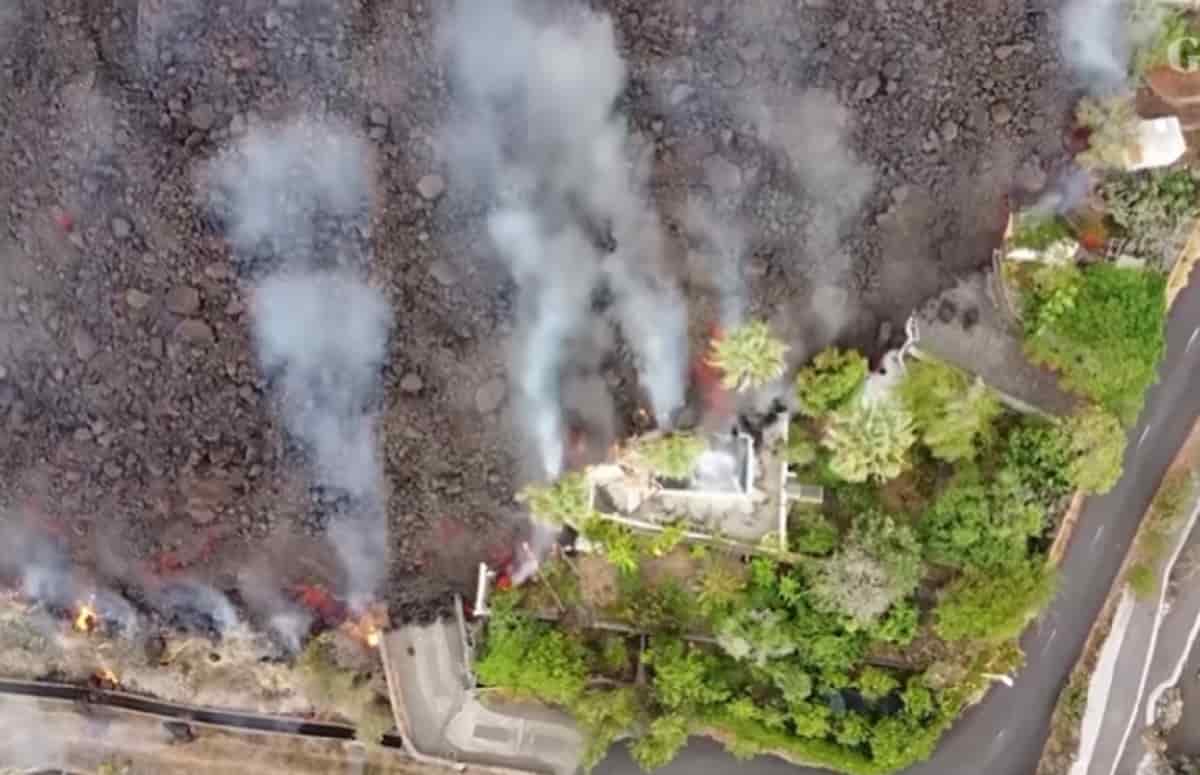 Canarie, la lava del vulcano finisce in una piscina: il video di un drone mostra cosa succede