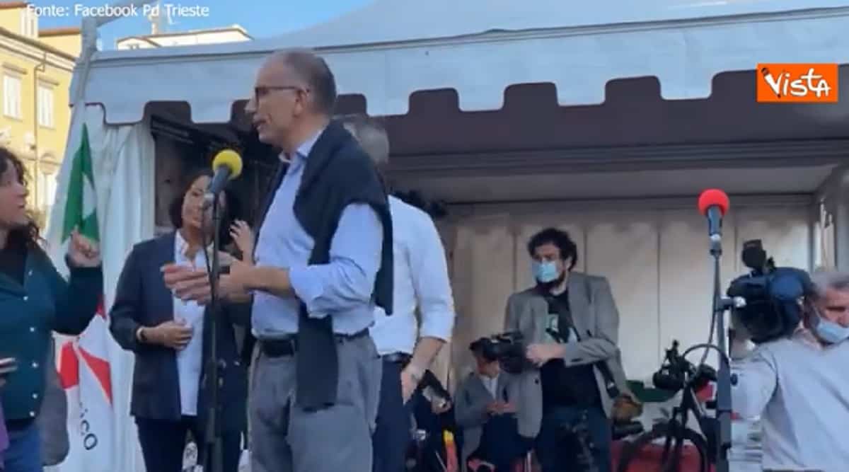 Enrico Letta, no vax interrompe il suo comizio a Trieste: "Il vaccino è un ricatto" VIDEO