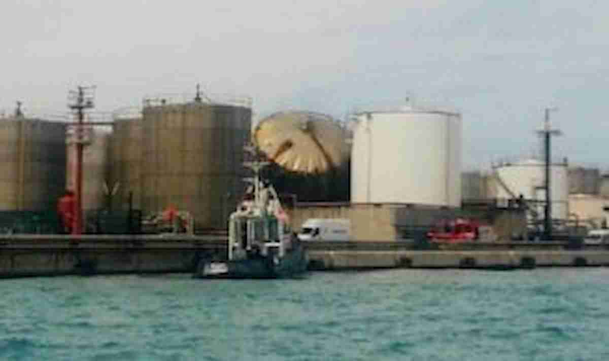 Livorno, tragedia sul lavoro al porto: uomo di 55 anni è morto colpito dal cavo d’acciaio di una nave