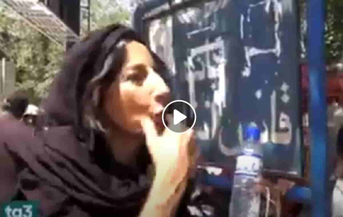 Lucia Goracci (Tg3) intervista un talebano armato in Afghanistan: "Perché non mi guardi in faccia?" VIDEO