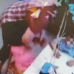 Monza: maestra d'asilo prende a schiaffi e a calci i bambini, incastrata dalle telecamere