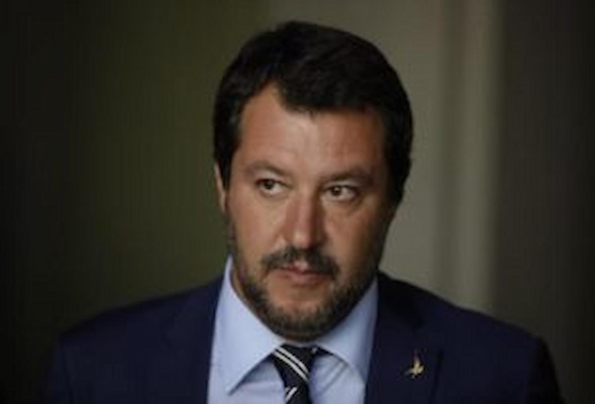 Giorgia Meloni in ritardo, Matteo Salvini abbandona la conferenza stampa VIDEO