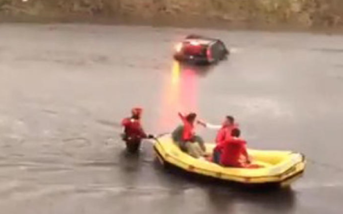 Nubifragio Milano Malpensa, auto sott'acqua: vigili salvano le persone con i gommoni
