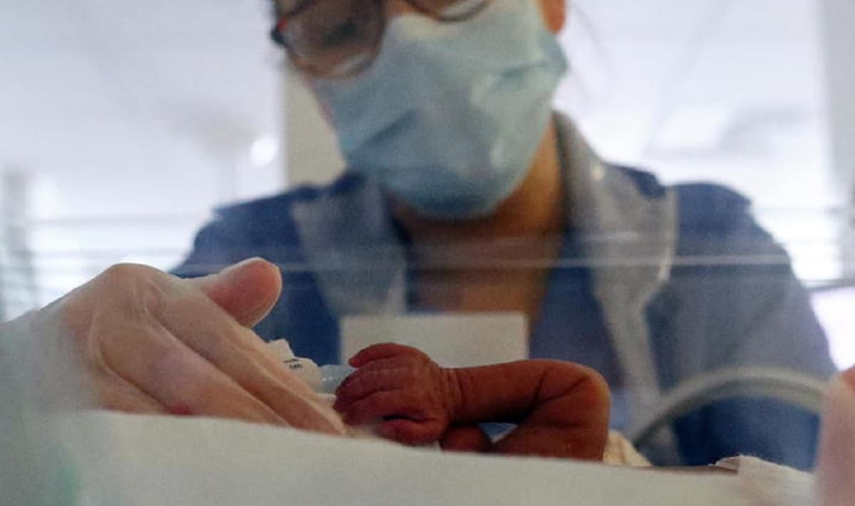 Padova, neonato infettato dalla madre non vaccinata e positiva al Covid: è grave