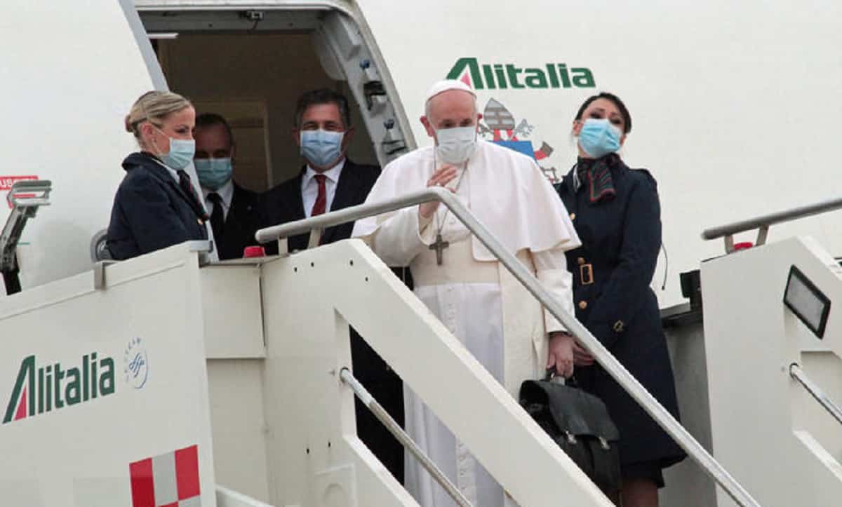 No Vax pure nella Chiesa, il Papa: "Ce ne sono tra i cardinali, uno è anche ricoverato"
