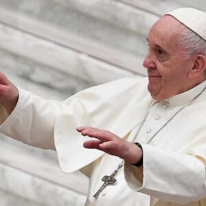 Papa Francesco: "Sono ancora vivo. Nonostante alcuni mi volessero morto. Qualcuno preparava già il conclave"