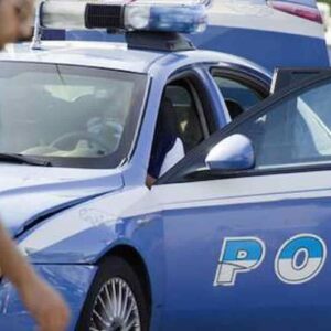 Napoli minaccia poliziotto con pistola