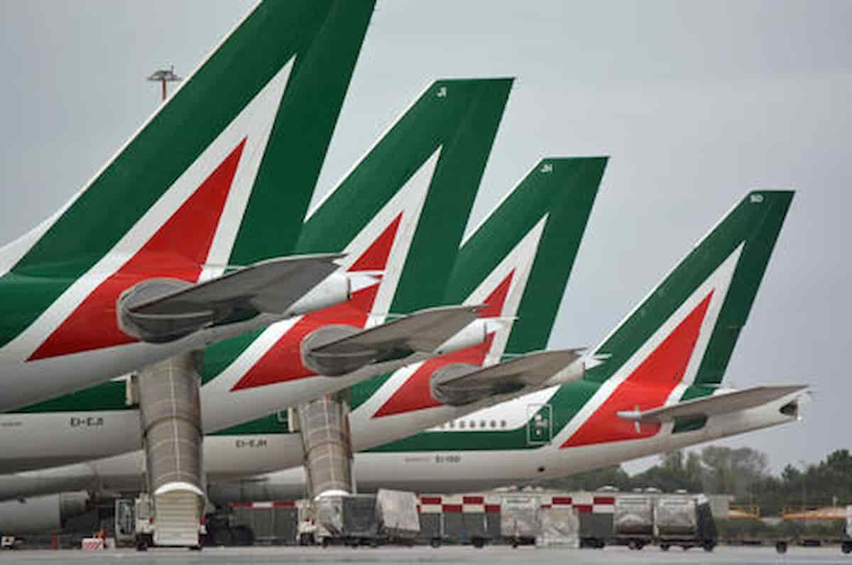 Alitalia, l'addio del comandante ai passeggeri: "Sono commosso ma non credete a tutto quello che vi dicono..." VIDEO